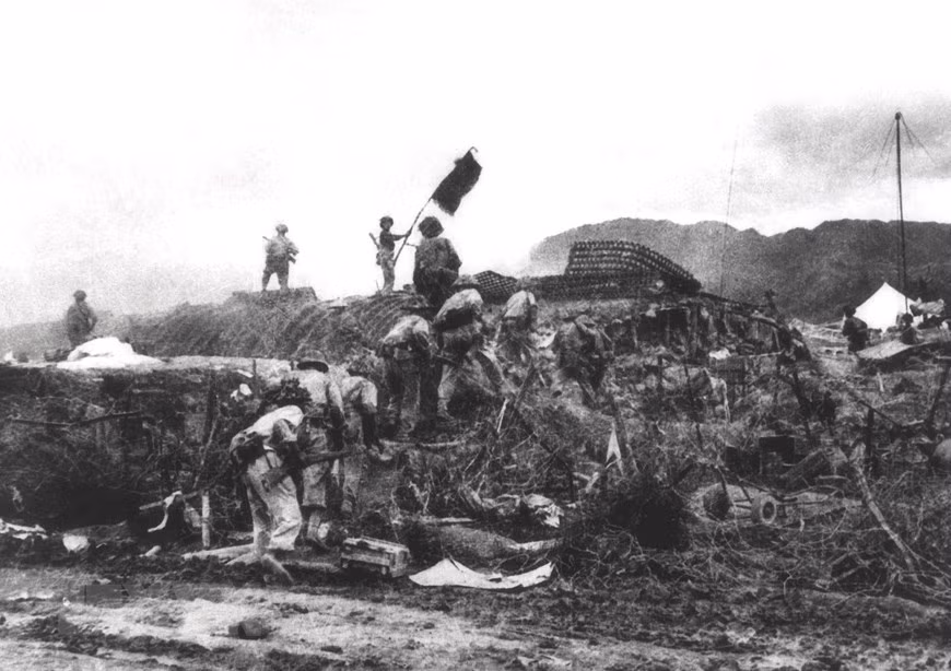 L'après-midi du 7 mai 1954, le drapeau de l'armée vietnamienne fut flotté sur le PC (Poste de commandement) du général français Christian de La Croix de Castries.