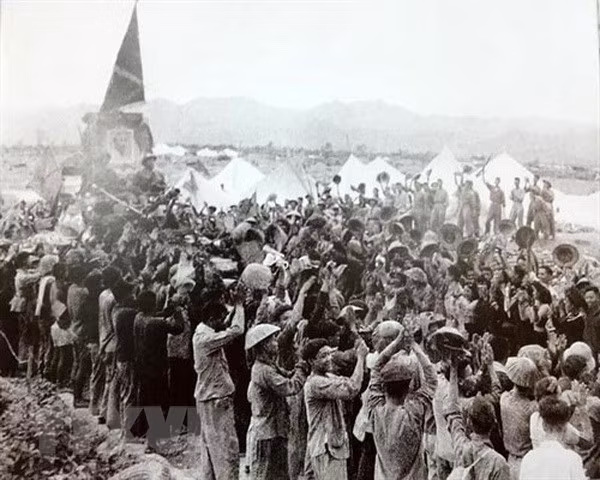 Une parade militaire célébrant la victoire de Dien Bien Phu à Dien Bien