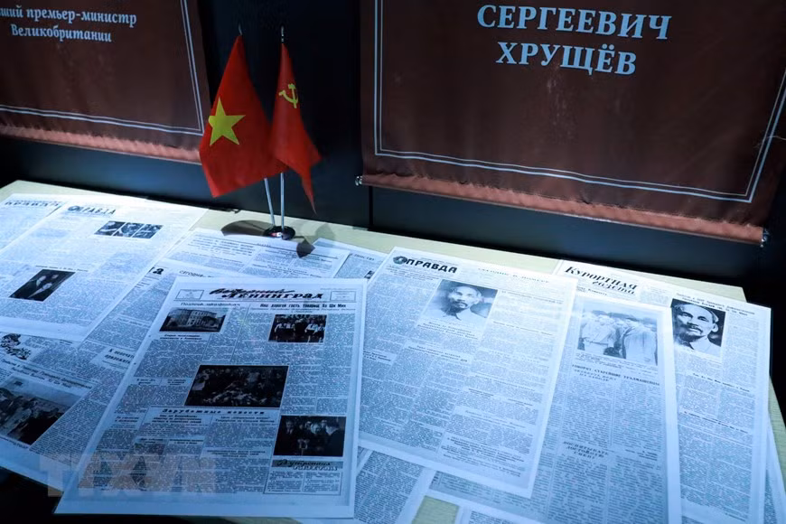 Articles du président Ho Chi Minh sur les principaux journaux russes de 1950 à 1960
