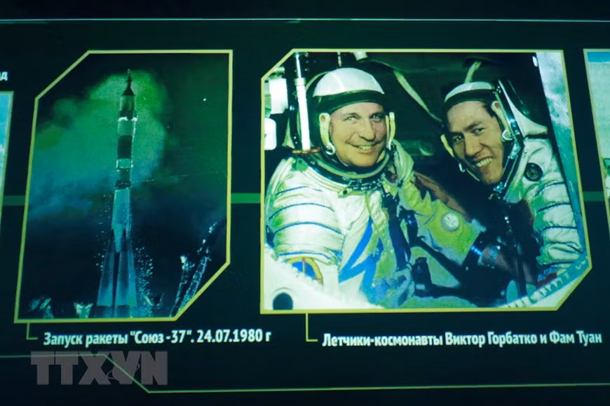 Les cosmonautes Pham Tuan (à droite) et Viktor Gorbatko avant le vol historique de juillet 1980