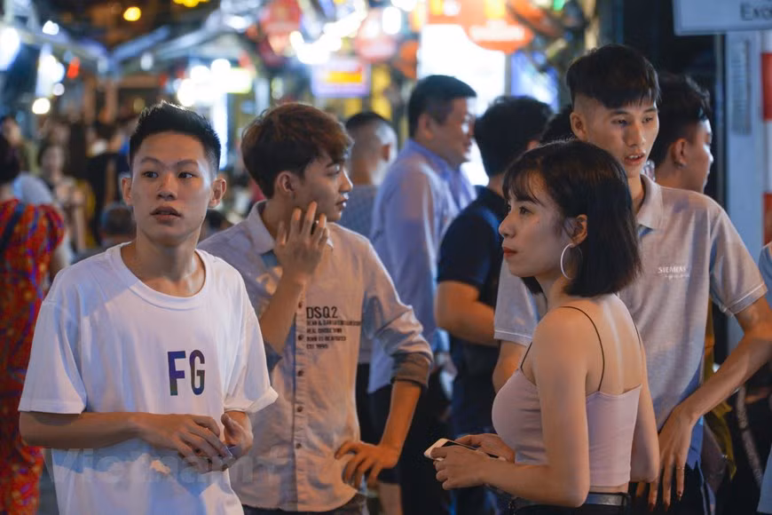 Minh Tu, 24 ans, domicilié dans l’arrondissement de Dông Da, se promène dans cette rue avec des amis. Il a souhaité voir le Vietnam endiguer bientôt l’épidémie de COVID-19, pour que la vie normale se reprenne. Selon le vice-président du Comité populaire municipal Ngô Van Quy, la ville a passé 28 jours sans nouvelle infection locale, les foyers épidémiques dans la région ont pris fin. Cependant, le risque est toujours évident, surtout dans un proche avenir lorsque le Vietnam va reprendre des vols commerciaux avec certains pays. Par conséquent, Hanoï doit contrôler étroitement le risque de l'épidémie à l'intérieur, continuer à empêcher l’importation du coronavirus de l’extérieur. Photo : VietnamPlus
