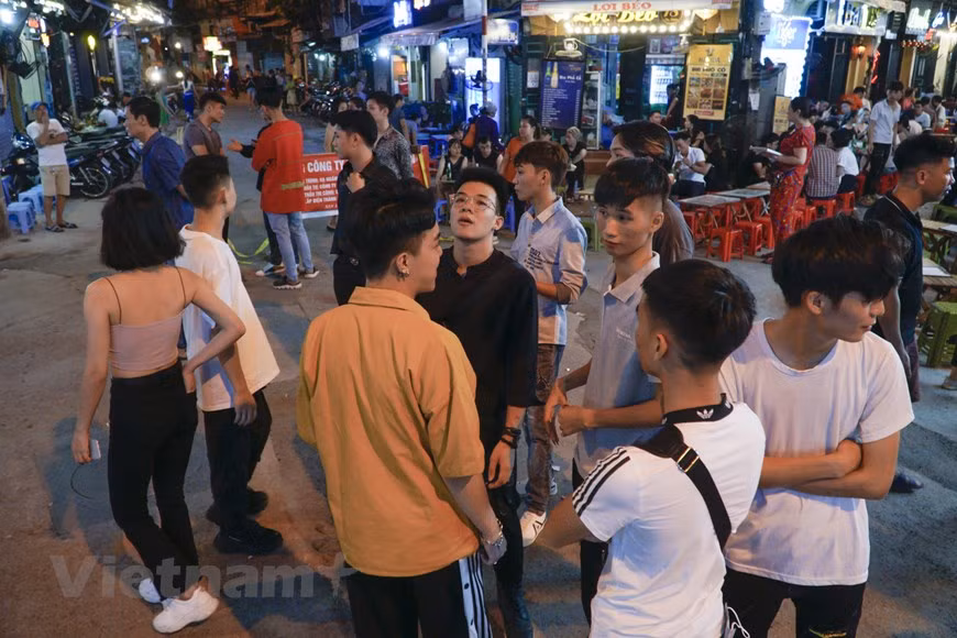 Ta Hiên est une petite rue qui fait 270 m de long. La rue est cachée dans le Vieux quartier de la capitale. Les Hanoïens l’appellent la rue des «Tây» (Occidentaux). Sans aucun doute le lieu le plus cosmopolite de la capitale. Les jeunes y viennent pour profiter de l’ambiance géniale. Depuis l’an 2010, une partie de la rue a retrouvé son charme d’antan avec d’anciennes maisons reconstruites dans le cadre d’un projet de coopération entre Hanoï et la ville de Toulouse (France). Les habitants de la rue Ta Hiên et ceux de la capitale vietnamienne en général en sont très fiers. Photo : VietnamPlus