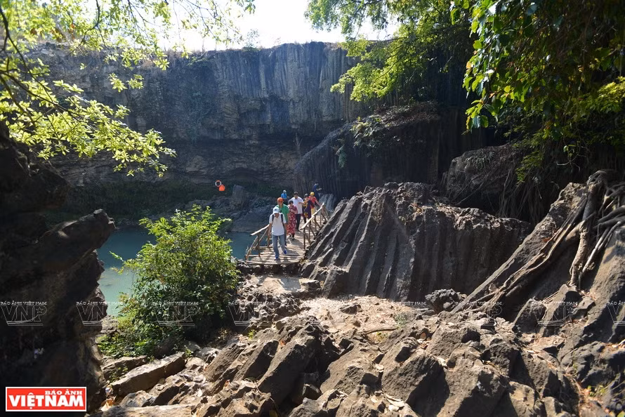 Des millions d'annees de tectonique ont créé des vallées profondes et magnifiques où rugit la majestueuse cascade de Dray Nur. Photo : VNP 