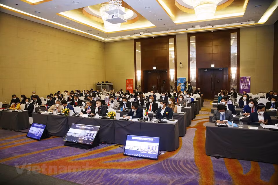 Soulignant que les SEA Games 31 seraient l'occasion de promouvoir le tourisme de la capitale, le président du Comité populaire de Hanoi, Chu Ngoc Anh, a déclaré que tous les travaux devraient être préparés minutieusement. Il a demandé au département municipal de la Culture et des Sports de se coordonner étroitement avec le ministère de la Culture, des Sports et du Tourisme et les unités concernées pour inspecter les sites de compétition, les installations. En qualité du pays hôte, le Vietnam ambitionne de remporter 140 médailles d’or, 77 d’argent et 71 de bronze. Les SEA Games 31 comprendront 40 disciplines avec plus de 520 catégories de compétition. Photo: VietnamPlus