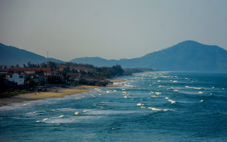 Bourg de Lang Co (district de Phu Loc, province de Thua Thien-Hue) vue du col de Hai Van. Photo: VNA