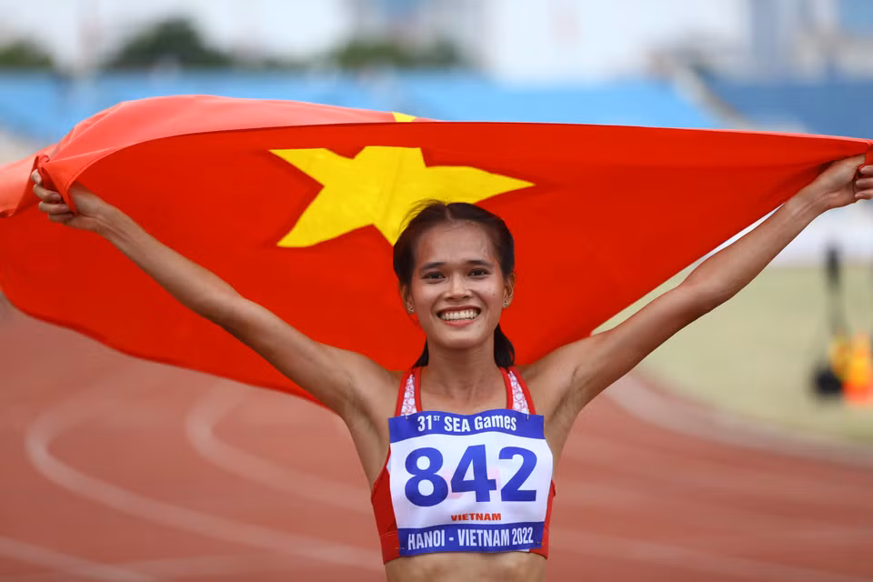 La joie de l'athlète Pham Thi Hong Le après avoir terminé première du 10.000 mètres féminin avec un record de 35 minutes 56 secondes 38.