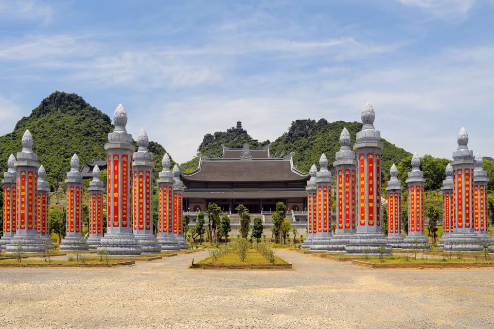 Le jardin «Cot kinh» (piliers de pierre de prière bouddhiste), inauguré en 2020, est l'un des points marquants du complexe de la pagode Tam Chuc. Photo: VNA