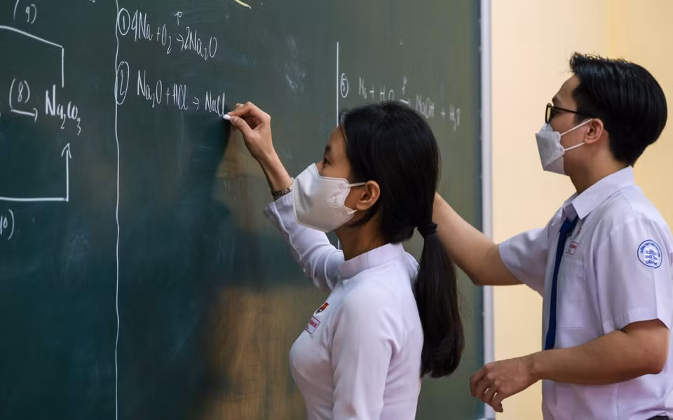 Des élèves du lycée Chau Van Liem dans la ville de Can Tho (Sud) revoient des connaissances acquises pendant la période d'apprentissage en ligne.