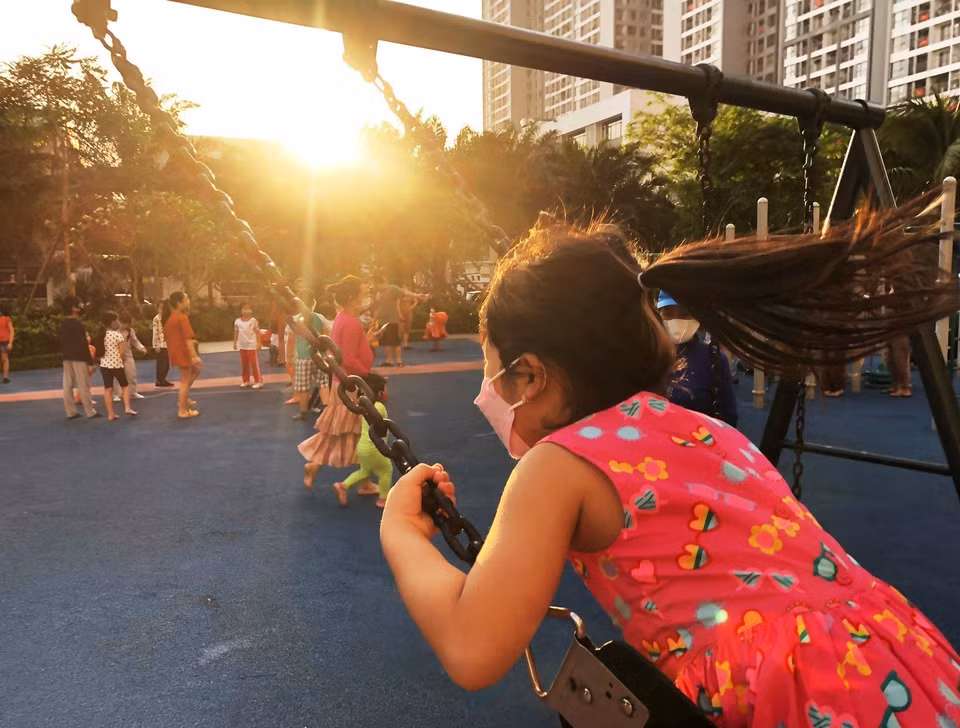 Enfants jouant dans la zone urbaine Times City, dans l'arrondissement de Hoang Mai à Hanoï .