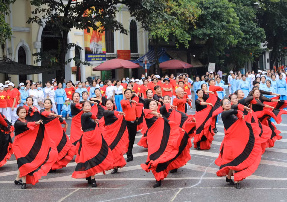 Ces danseurs sont tous âgés entre 70 et 80 ans (euh, je ne crois pas, xem ky di!!!).