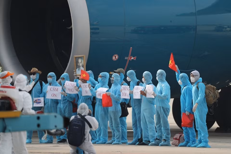 Journalistes à l’atterrissage d'un vol spécial ramenant des citoyens vietnamiens de Guinée équatoriale dans le contexte de l'évolution compliquée de l'épidémie de COVID-19. Photo: VNA