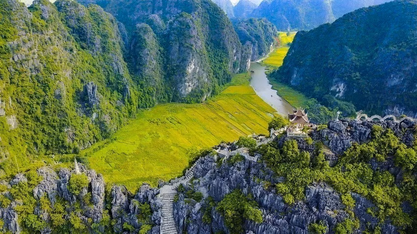 Situées à plus de 90km au sud de Hanoï, dans la province de Ninh Binh (Nord), Tam Côc et Bich Dông, qui s'étendent sur 350 ha, possèdent de nombreuses grottes karstiques et vestiges historiques.