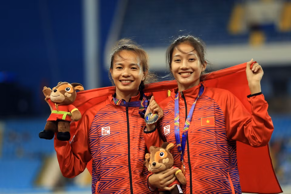 L'athlète Pham Thi Diem (gauche) a remporté la médaille d'or au saut en hauteur avec un une performance de 1,78 m et l'athlète Pham Quynh Giang a décroché le bronze.
