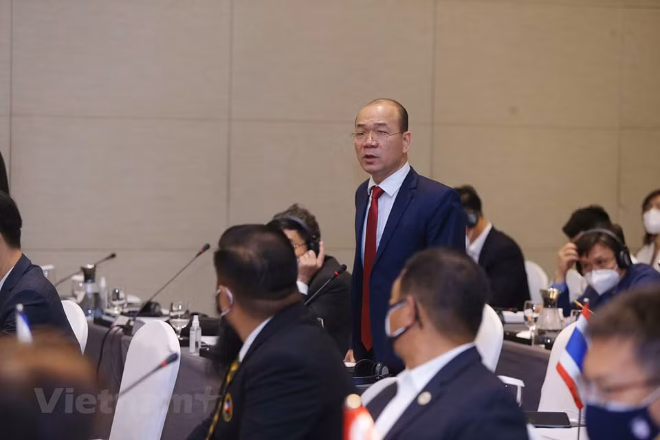 La capitale Hanoï qui accueille 18 compétitions dans le cadre des 31es Jeux d'Asie du Sud-Est accélère les derniers préparatifs. Le vice-ministre de la Culture, des Sports et du Tourisme, Hoàng Dào Cuong, a souligné que les 31es Jeux d'Asie du Sud-Est ouvriraient une série d'événements internationaux. Par conséquent, il s’agira d’un coup de pouce pour le tourisme de Hanoï et dans tout le pays. Alors, il a exhorté un meilleur préparatif et une coopération étroite entre les unités municipales et les départements du ministère de la Culture, des Sports et du Tourisme pour les cérémonies d’ouverture et de clôture de cet événement. Photo: VietnamPlus