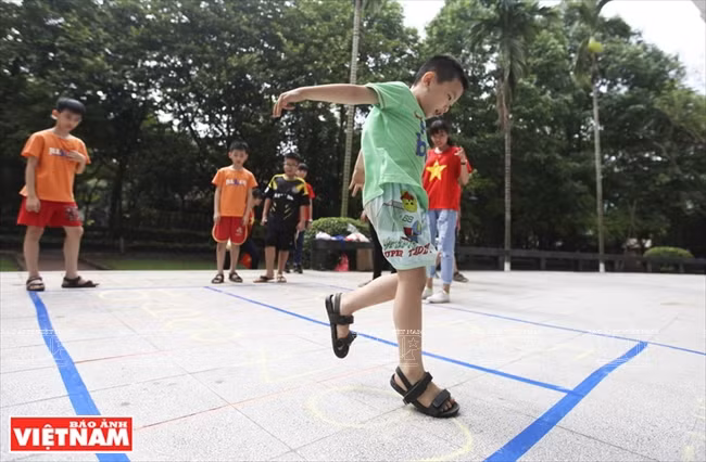 La marelle est un des jeux préférés des enfants. Photo: VNA