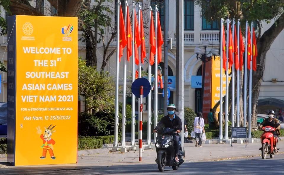 Une affiche sur les SEA Games 31 près du lac Hoan Kiem (Épée restituée).