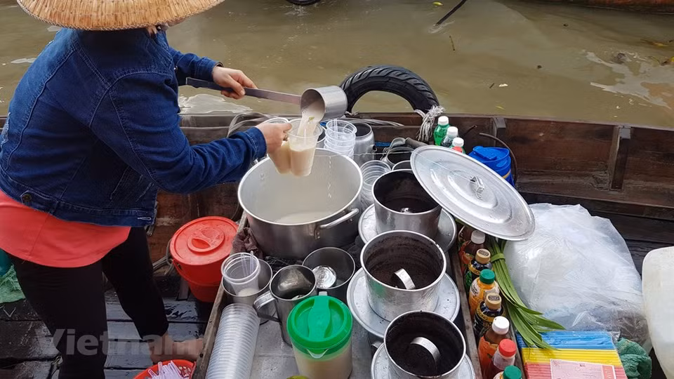 Les gens font du commerce entre eux d'un bateau à l'autre en jonglant ou en passant des objets à la main. Outre les produits de première nécessité, c'est un endroit réputé pour ses prix raisonnables. Vous pouvez trouver les fruits les plus frais récoltés dans les fermes voisines: durian, pomme de lait, ramboutan, mangoustan, pamplemousse, bananes etc., ou même d'autres spécialités transformées, telles que la sauce de poisson, les bonbons à la noix de coco ou le poisson séché. Vous pouvez choisir parmi une variété de fruits frais pour un pique-nique plus tard dans la journée. Vu de haut, le marché comme un jardin avec plein de couleurs. Photo: VietnamPlus
