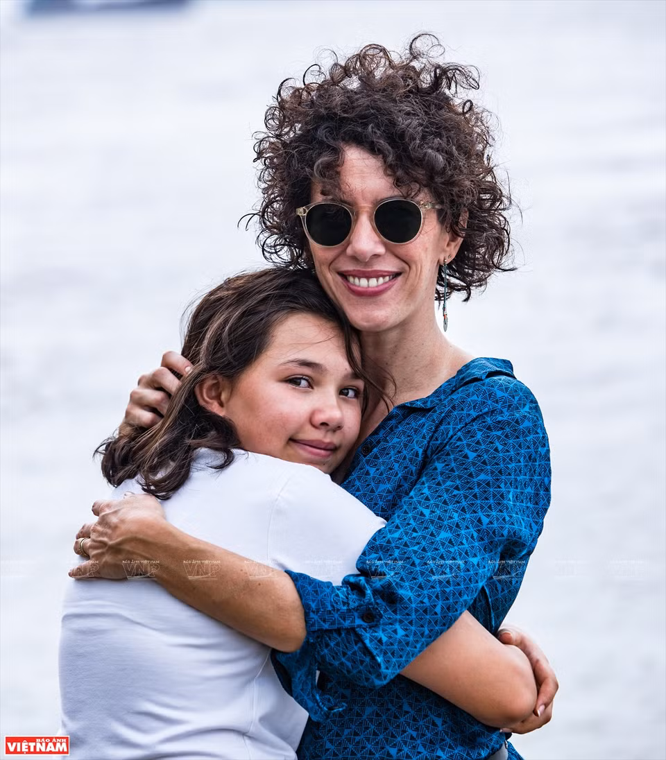 Actuellement, la famille d'Anne Sophie a une vie heureuse à Hanoï.