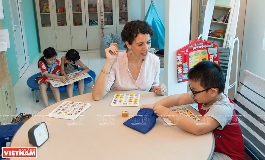 Elle est une orthophoniste de nombreux enfants autistes à Hanoï.