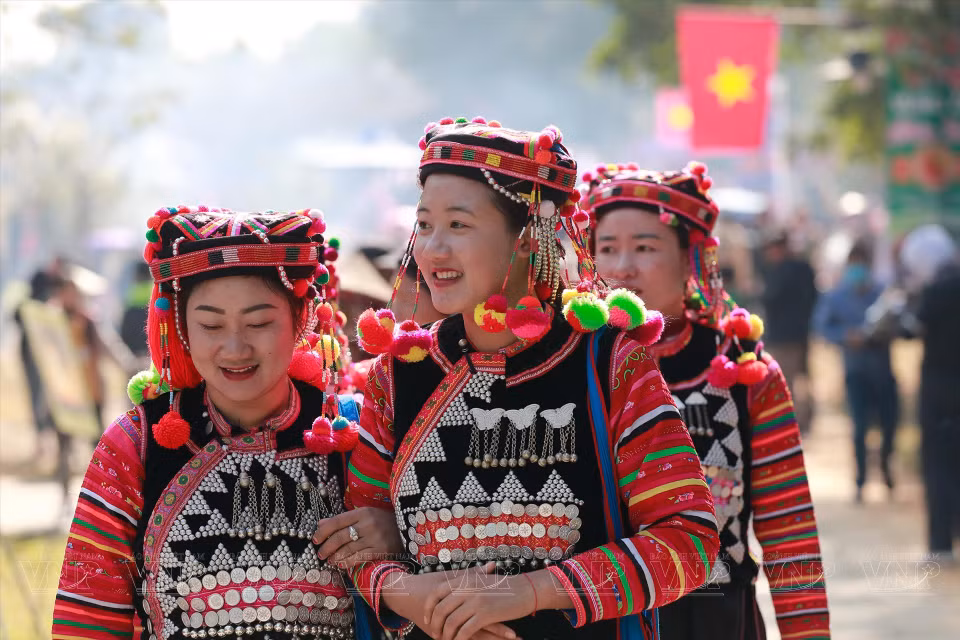 Une myriade de couleurs du costume traditionnel d'habitants de la province septentrionale de Dien Bien lors d'un marché de la région montagneuse reconstitué à Hanoï.