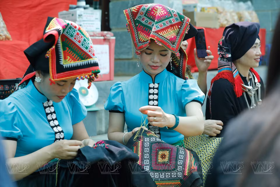 Les visiteurs peuvent apprendre à confectionner des costumes traditionnels de l'ethnie Thaï.