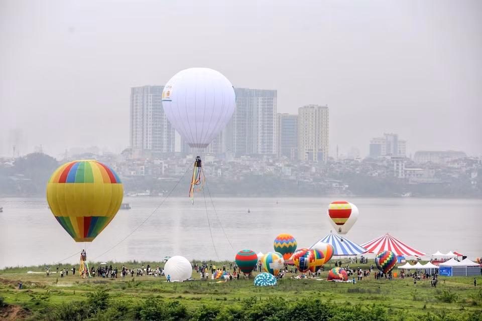 22 montgolfières au bord du fleuve Rouge.