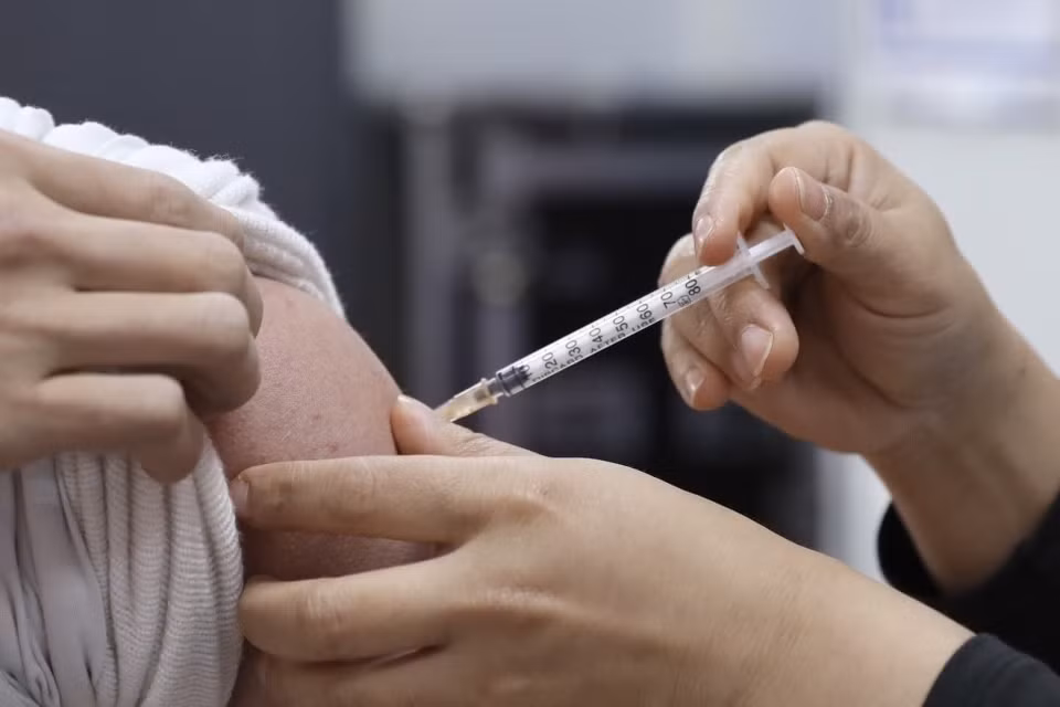 La campagne, lancée par le Premier ministre Pham Minh Chinh lors d'une conférence du ministère de la Santé, vise à donner la 2e injection à tous les adolescents de 12 à 17 ans, à donner une 3e dose à toutes les personnes de 18 ans et plus, tout en continuant les études sur la vaccination des enfants de 5 à 11 ans.