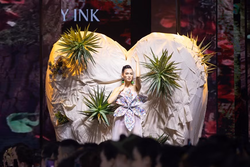 Inspirée par la brillance des pierres précieux cachées sous le sol aride, cette marque de mode présente sur le podium un modèle de cœur de plus de 2 mètres de haut qui représente l'esprit de la collection.