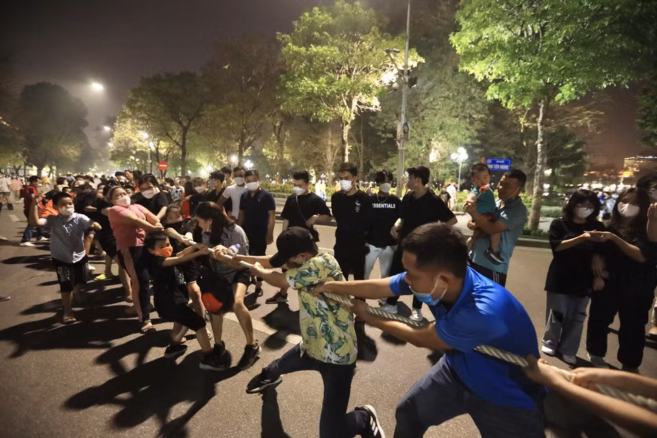 Les joueurs du "tir à la corde" doivent coordonner de manière synchrone la force, l'intelligence et la volonté pour pouvoir gagner. Photo: VNA