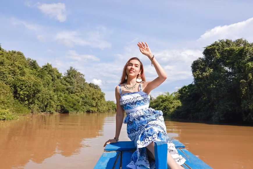  Hoang My profite en bateau de la beauté poétique de la rivière Vam Co Dong.