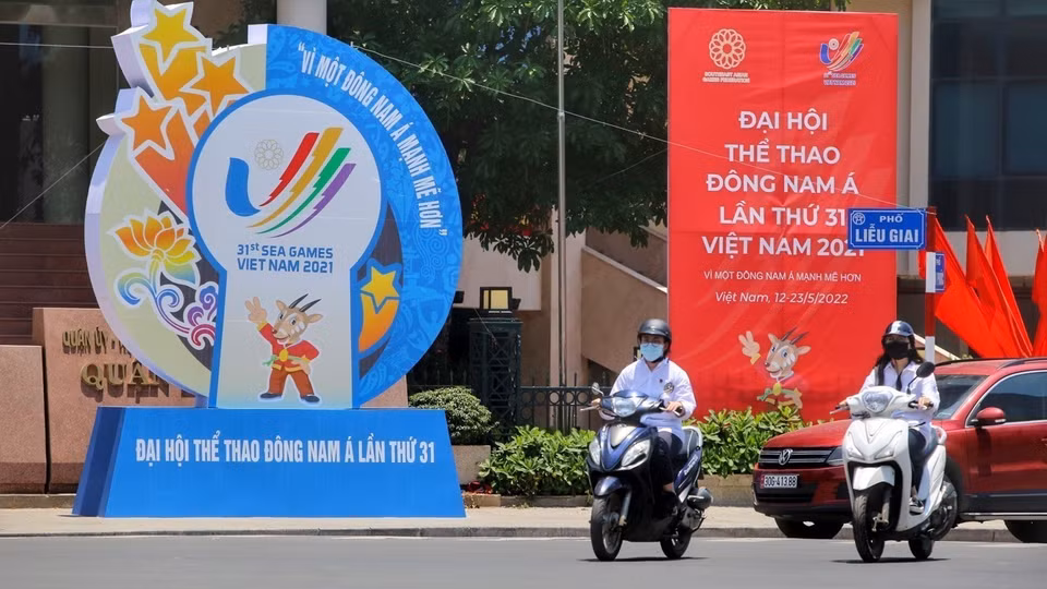 Panneaux et affiches sur les SEA Games au carrefour de Lieu Giai.