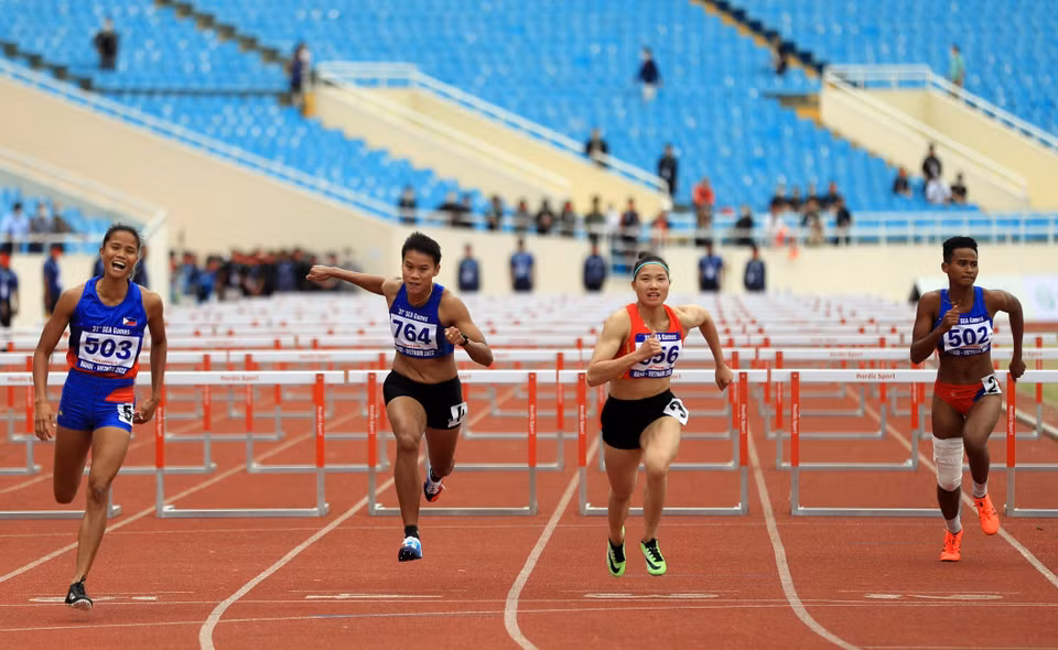 La coureuse Nguyen Linh Na ( deuxième à droite) a remporté la médaillde d'or au 100 m haies dames.