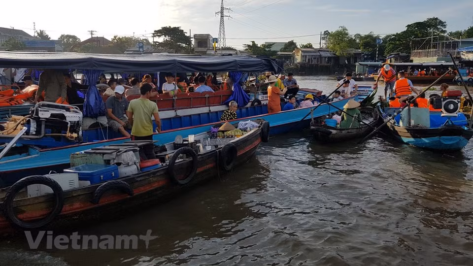 Accrocher des objets au poteau contient également de nombreux messages que les gens comprennent implicitement les uns avec les autres, tels que "ne pas accrocher, mais vendre" sont des bateaux restaurants servant de la nourriture et des boissons telles que la soupe de nouilles, la soupe aux gâteaux, le café..."C'est génial. Les bateaux n'ont pas d'enseigne, mais ils ont tous une longue perche sur laquelle sont suspendus leurs fruits et légumes. Dans la région, les fruits et légumes sont excellents. On peut aussi manger ici. Il y a toutes sortes de soupes de nouilles, du café et des boissons locales. On peut aussi écouter les habitants chanter le "don ca tài tu", un chant traditionnel local. Ce marché flottant est vraiment incroyable et si je reviens à Cân Tho, je le parcourrai une nouvelle fois", partage Nguyên Truong Son, un touriste hanoïen.Photo: VietnamPlus