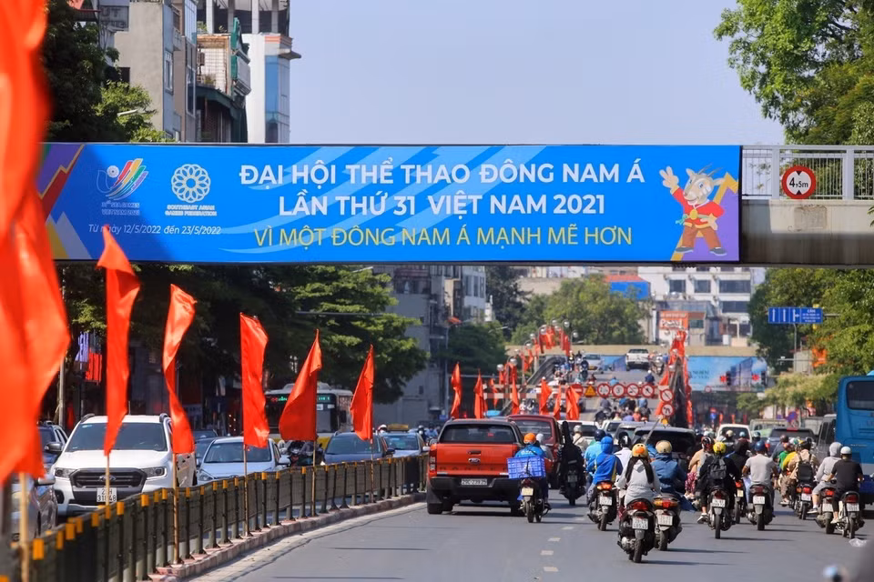 Les panneaux sur les SEA Games 31 dans la rue Tay Son.