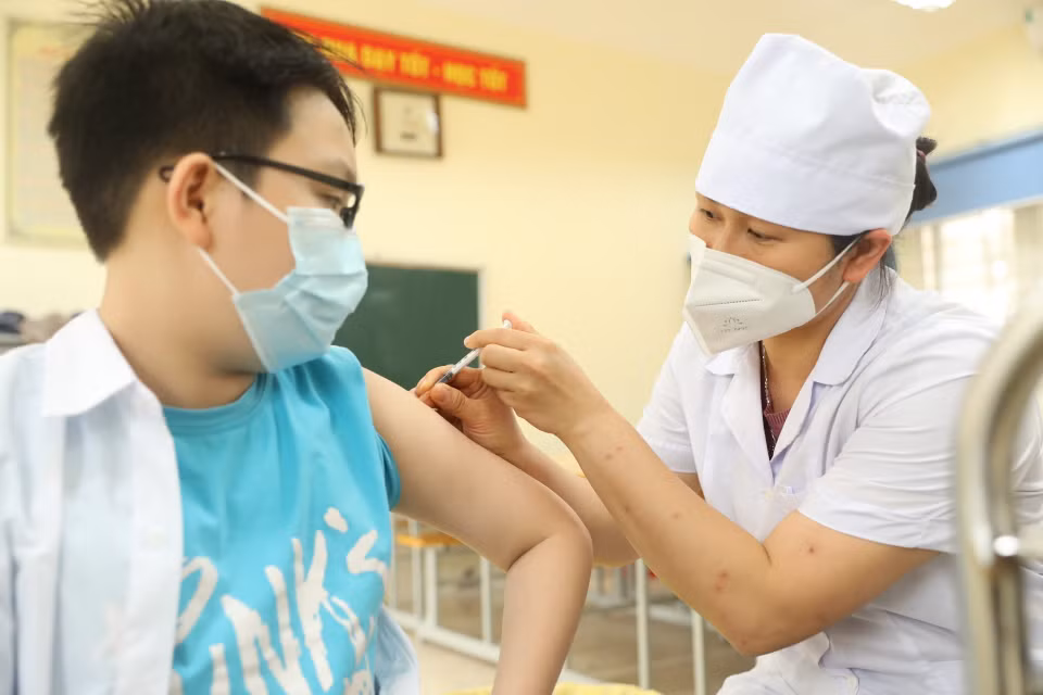 Ceux ayant contracté le virus seront vaccinés trois mois après leur guérison.