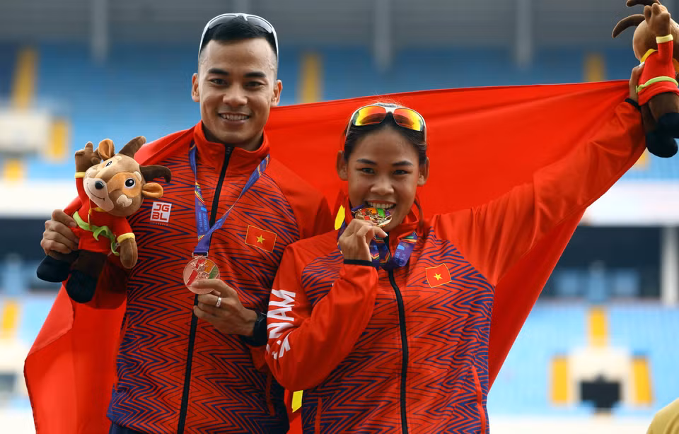 La joie de l'athlète Nguyen Thi Thanh Phuc (médaille d'or dans l'épreuve de 20km marche femmes) et de son frère Nguyen Thanh Ngung (médaille de bronze à 20 km marche hommes).