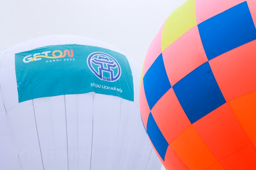 Dans le cadre du festival, le 25 mars, le Service municipal du Tourisme, en collaboration avec la société Chien Thang (VMG), a présenté de nouveaux services touristiques avec des montgolfières.