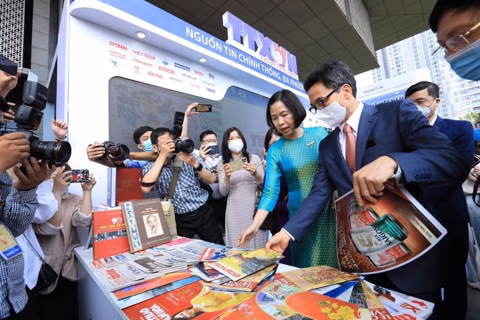 Le vice-Premier ministre Vu Duc Dam visite le stand de la VNA à la Fête nationale de la presse en 2022. Photo : VNA