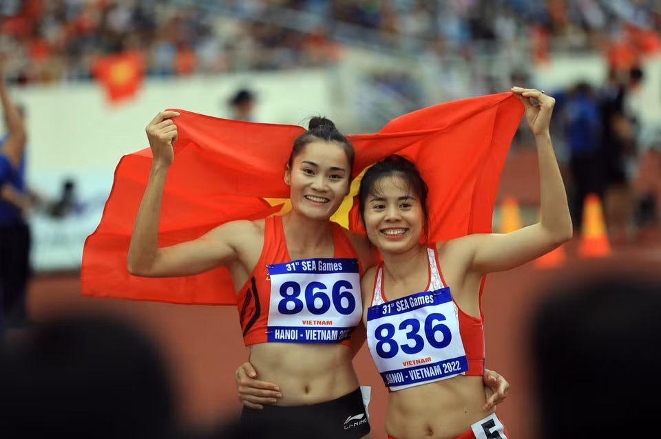 Les coureuses Nguyen Thi Huyen (836) et Quach Thi Lan ont remporté, respectivement, les médailles d'or et de bronze dans l'épreuve de 100 mètres féminin.