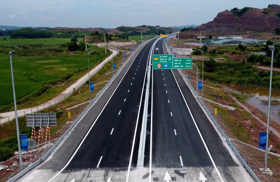 L'autoroute, longue de 80,23 km et large de 25,25 m, relie l'aéroport international de Vân Dôn et la route d'accès au pont Bac Luân 2 à la frontière entre le Vietnam et la Chine dans la ville de Mong Cai. Construit en un peu plus de deux ans depuis l'achèvement du déminage du site, il dispose de quatre voies pour les véhicules, de deux voies d'urgence et d'une vitesse de conception de 120 km/heure, qui est également la vitesse de conception maximale pour les autoroutes au Vietnam. 