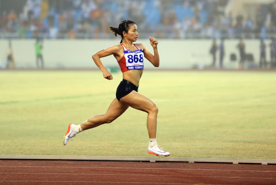 L'athlète Nguyen Thi Oanh a remporté la médaille d'or dans l'épreuve de 5.000 mètres féminin .