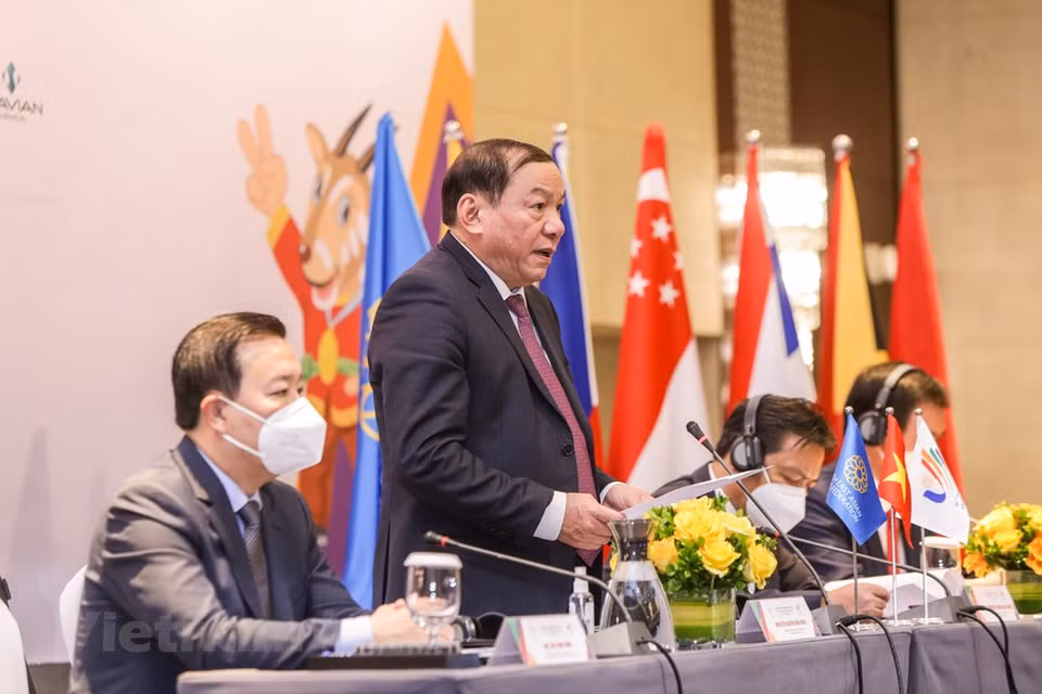 Dans le cadre de la réunion, le Comité d'organisation a invité des délégués à visiter des lieux de compétition et d'hébergement au service des SEA Games 31. Après l’ouverture de la réunion, le Comité d'organisation des SEA Games 31 a tenu une réunion à huis clos avec les délégations participantes sur les points importants concernant le travail d'organisation. Les organisateurs ont tenu une conférence de presse vers midi le 18 mars. Auparavant, la première réunion des chefs des délégations sportives participant aux SEA Games 31 s’est tenue le 18 janvier, le Comité d’organisation a présenté son rapport sur les préparatifs et les mesures préventives du COVID-19. Photo: VietnamPlus