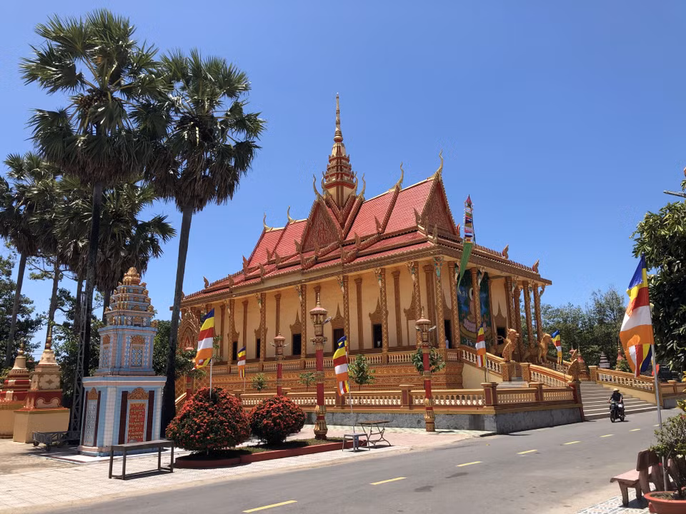 La pagode relève du bouddhisme du Petit Véhicule (Hînayana).