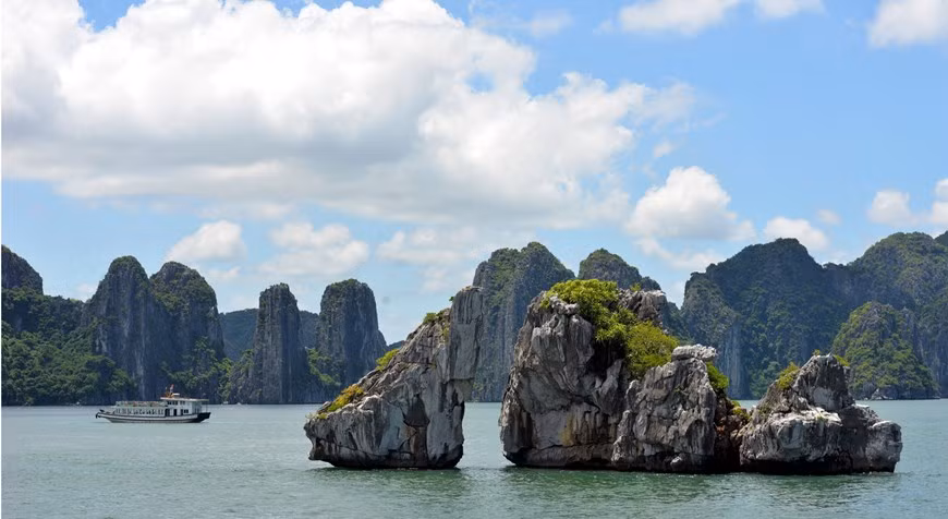 La baie est située à l'ouest du golfe du Tonkin, dans les eaux appartenant aux villes de Ha Long, de Cam Pha et une partie du district insulaire de Van Don. Photo: VNA
