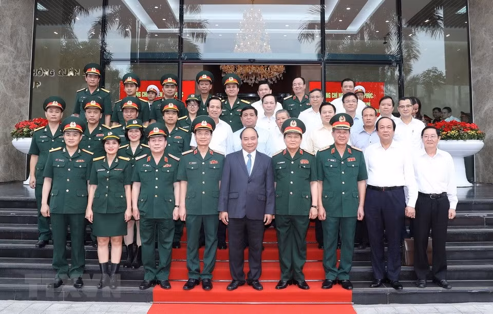 Le Premier ministre Nguyen Xuan Phuc et des responsables du groupe Viettel 