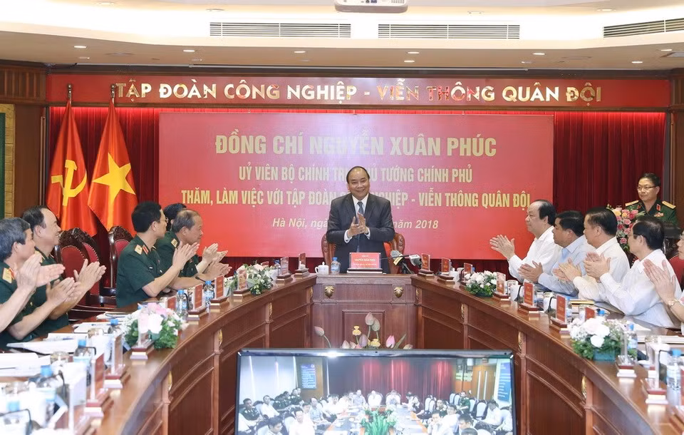 Le Premier ministre Nguyen Xuan Phuc à la séance de travail avec des responsables du groupe Viettel 