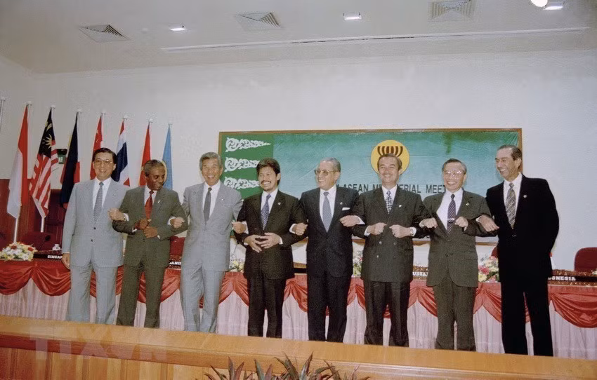  Les ministres des Affaires étrangères de l'ASEAN et le secrétaire général de l'ASEAN, Dato Ajit Singh, félicitent le Vietnam de son adhésion à l’ASEAN, devenant son 7e membre officiel. Photo: VNA 