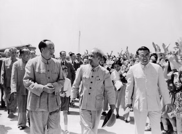  Le 25 juin 1955, à l'aéroport de Pékin, le Président Ho Chi Minh (au milieu) est reçu par le Président chinois Mao Zedong, à l’occasion de sa visite d'amitié en Chine. Photo : Archives/VNA 