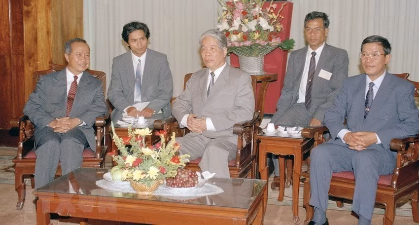  Le secrétaire général du Parti, Do Muoi (au milieu), reçoit les co-Premiers ministres du gouvernement national provisoire du Cambodge, le prince Norodom Ranariddh et Hun Sen, en août 1993, à Hanoï. Photo: VNA 