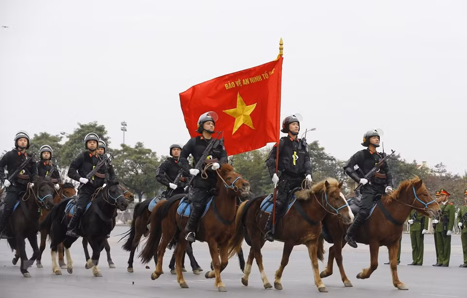 L'exercice présente différents scénarios hypothétiques sur la sécurité et la sûreté, y compris la lutte contre les terroristes et le sauvetage des otages. Photo: VNA 